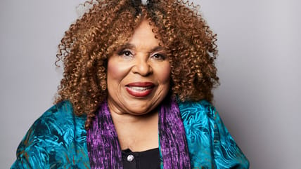 Roberta Flack, Grammy-winning singer with an intimate style, dies at 88