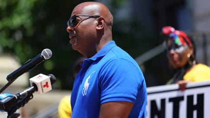 New Jersey mayor Ras Baraka arrested by Homeland Security while protesting