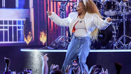 Janet Jackson receives Icon Award, performs on TV for the first time in seven years during the American Music Awards